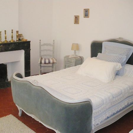 Le Presbytere Bed & Breakfast Rivesaltes Oda fotoğraf
