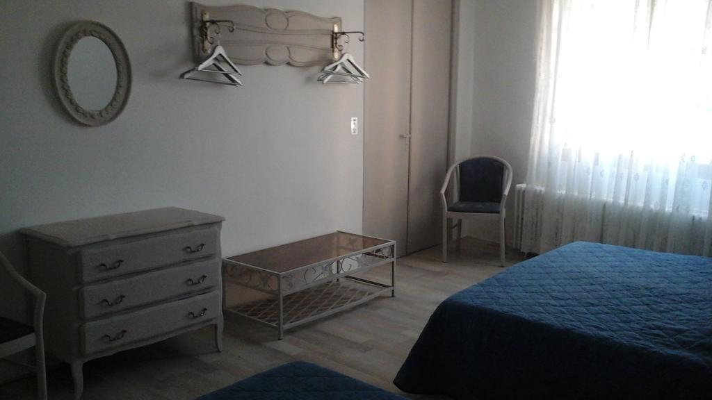 Le Presbytere Bed & Breakfast Rivesaltes Oda fotoğraf
