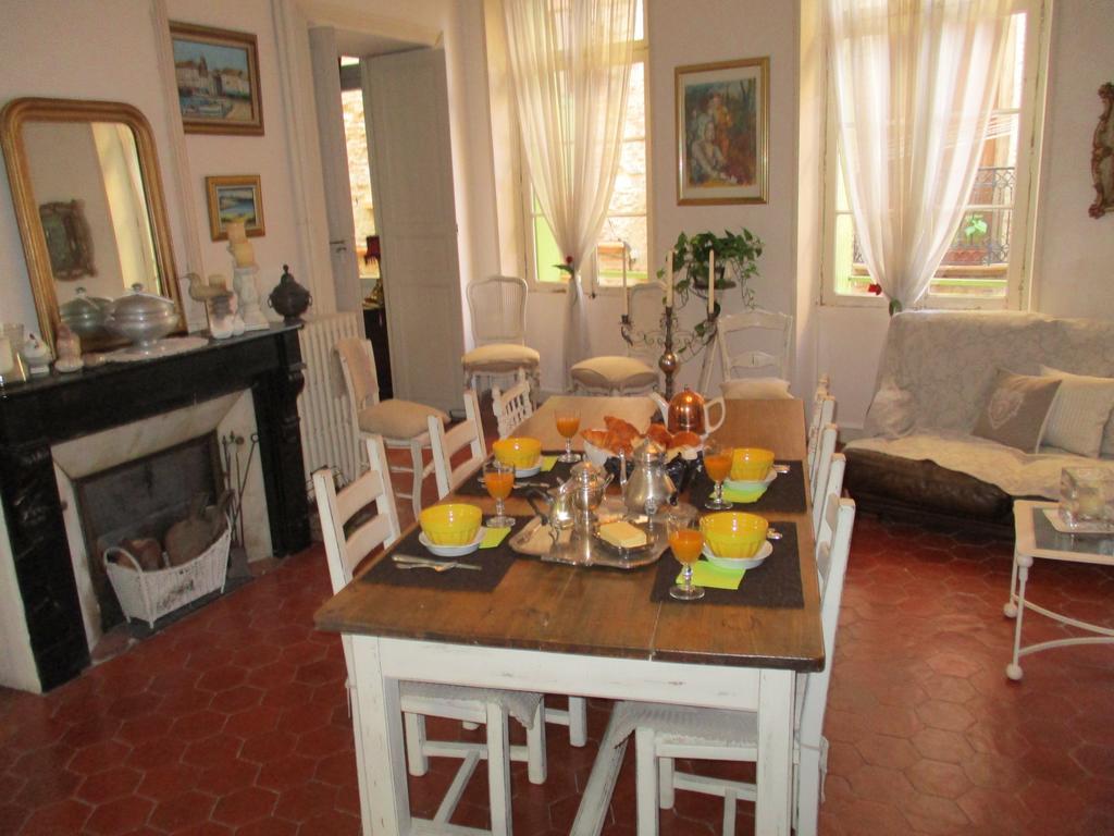Le Presbytere Bed & Breakfast Rivesaltes Oda fotoğraf