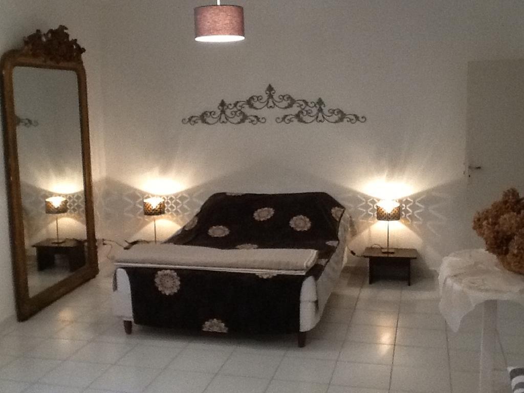 Le Presbytere Bed & Breakfast Rivesaltes Oda fotoğraf