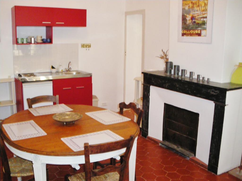 Le Presbytere Bed & Breakfast Rivesaltes Oda fotoğraf
